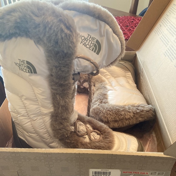 North Face Nuptse, size 9 - Picture 1 of 2